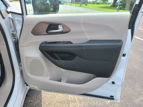 Used 2023 Chrysler Voyager LX FWD image 9