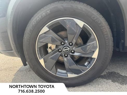 Used 2025 Nissan Rogue SV AWD/4WD image 18