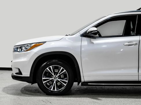 Used 2016 Toyota Highlander XLE FWD image 9