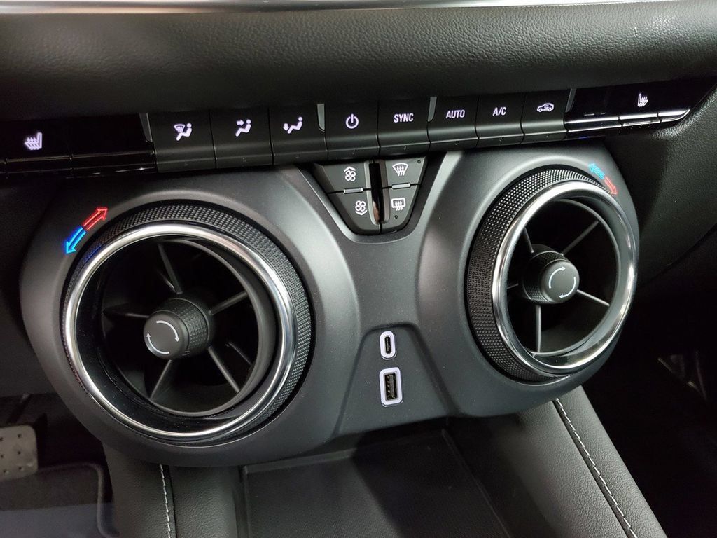 Used 2025 Chevrolet Blazer LT FWD image 18