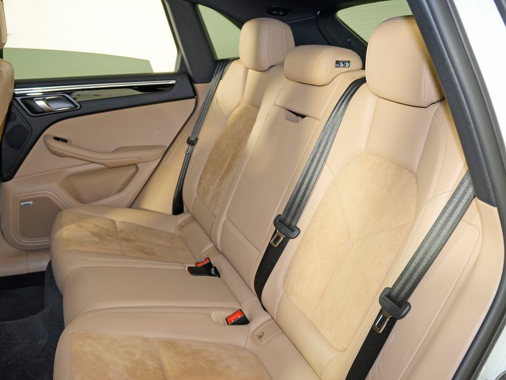 Certified 2021 Porsche Macan AWD/4WD image 38