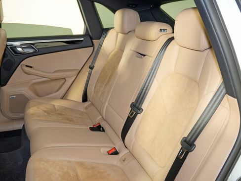 Certified 2021 Porsche Macan AWD/4WD image 38