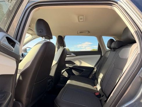 Used 2025 Volkswagen Taos SE AWD/4WD image 11
