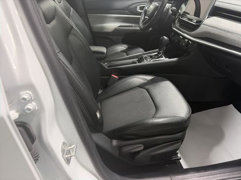 Used 2024 Jeep Compass Latitude image 30