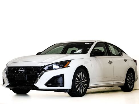 Used 2025 Nissan Altima 2.5 SV FWD image 3