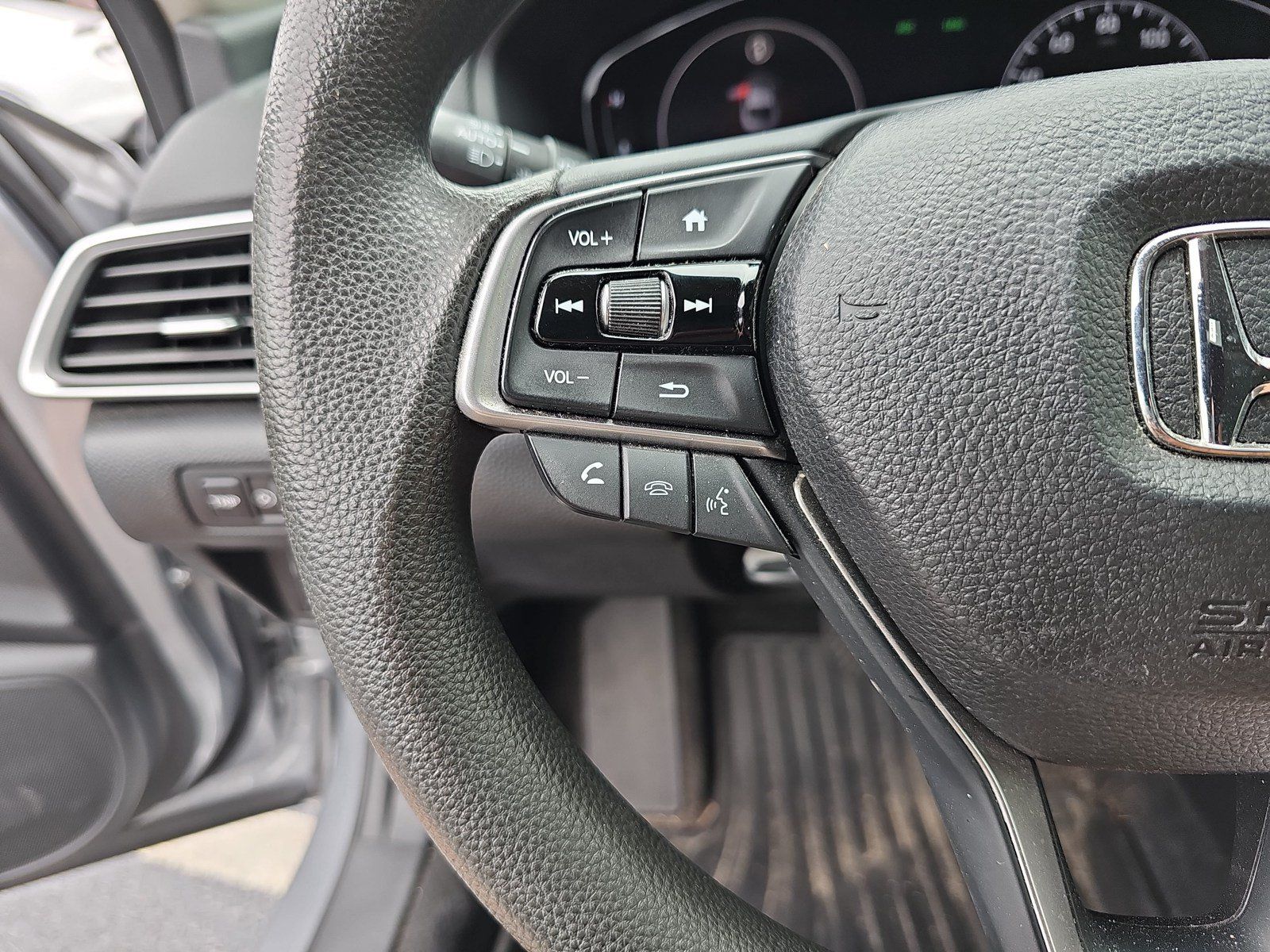 Used 2018 Honda Accord EX image 17