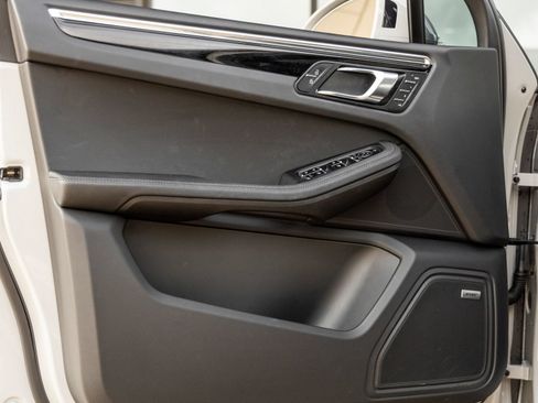 Certified 2025 Porsche Macan AWD/4WD image 20
