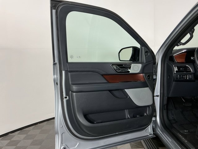 Used 2023 Lincoln Navigator L Reserve w/ Equipment Group 201A AWD/4WD image 14
