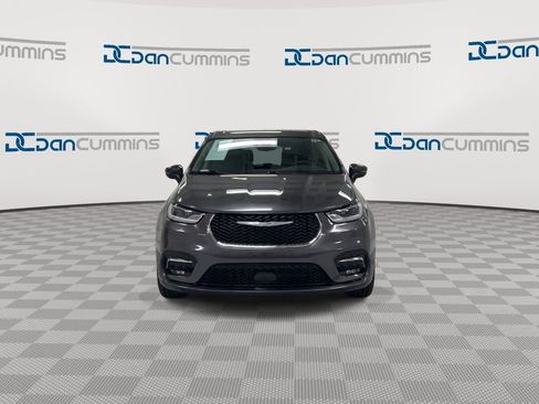 Used 2023 Chrysler Pacifica Touring-L AWD/4WD image 3