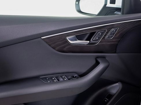 Used 2023 Audi Q8 Premium image 20