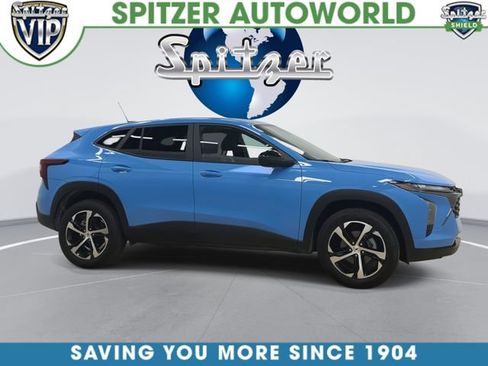 Used 2024 Chevrolet Trax RS w/ Driver Confidence Package FWD image 2