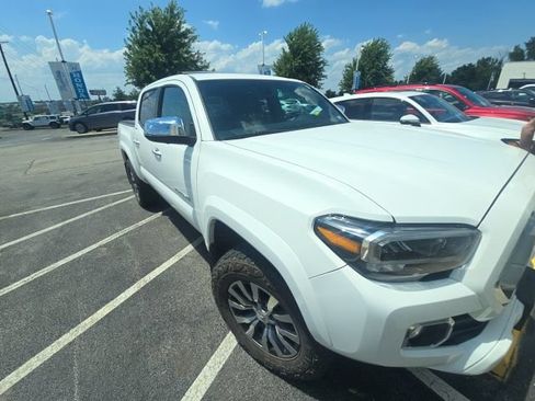 Used 2022 Toyota Tacoma Limited AWD/4WD image 3