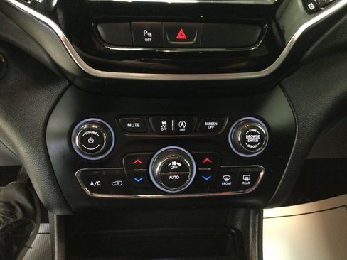 Used 2020 Jeep Cherokee High Altitude image 11