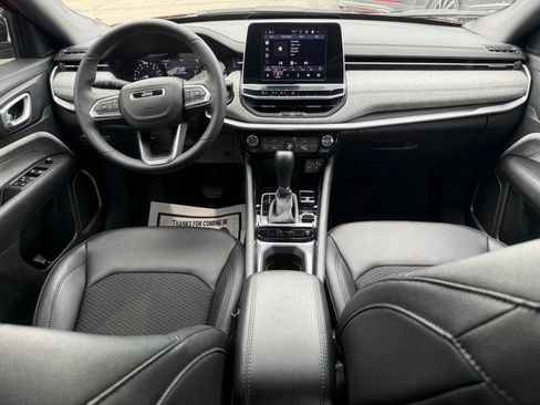 Used 2025 Jeep Compass Latitude AWD/4WD image 8