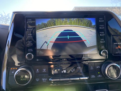 Used 2022 Toyota Highlander XLE image 96