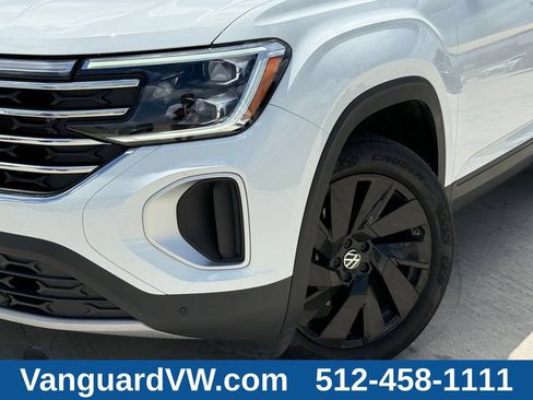 Used 2025 Volkswagen Atlas SE w/ Panoramic Sunroof Package FWD image 5