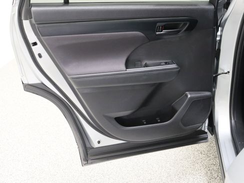 Used 2025 Toyota Highlander LE FWD image 26