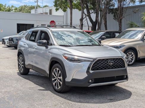 Used 2025 Toyota Corolla Cross XLE w/ Convenience Package image 3