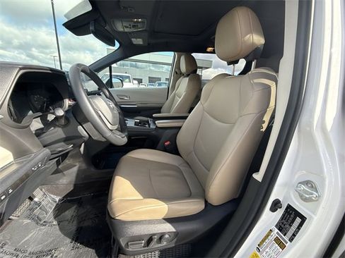 Used 2022 Toyota Sienna XLE image 11