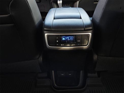Used 2017 Toyota Highlander XLE image 24