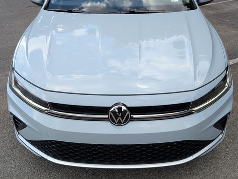 Used 2025 Volkswagen Jetta SE w/ Sunroof Package FWD image 12