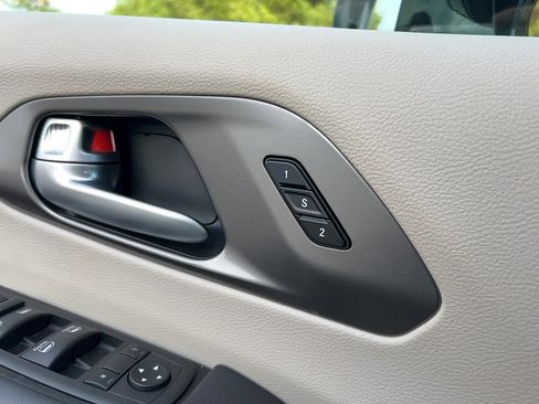 Used 2024 Chrysler Pacifica Touring-L image 13