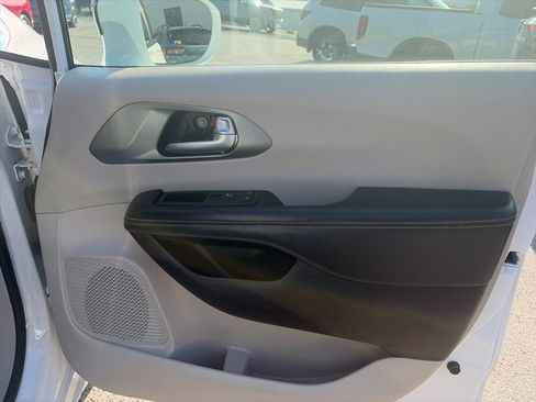 Used 2022 Chrysler Pacifica Touring-L FWD image 22