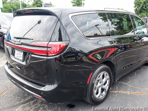 Used 2024 Chrysler Pacifica Limited FWD image 9