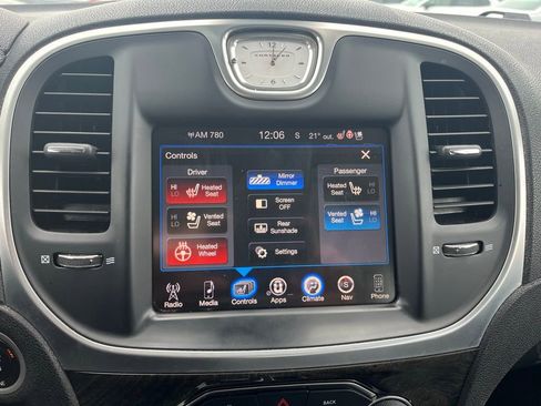 Used 2015 Chrysler 300 C w/ Light Group image 18