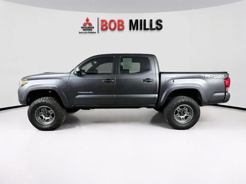 Used 2017 Toyota Tacoma TRD Sport w/ Tow Package (A/T) AWD/4WD image 4