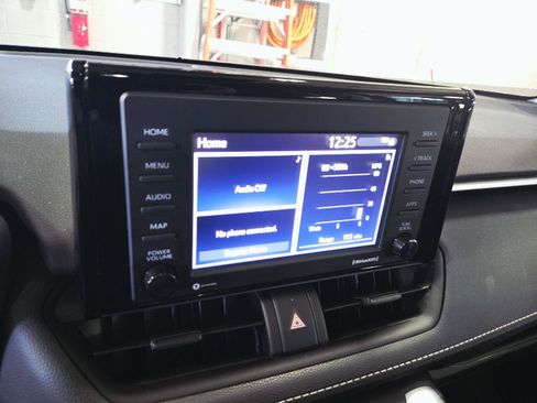 Used 2022 Toyota RAV4 XLE AWD/4WD image 15