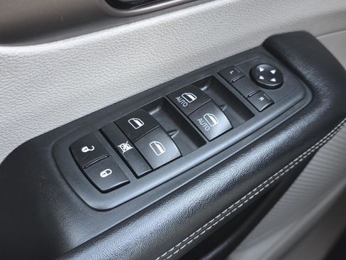 Used 2021 Chrysler Voyager Lxi image 9