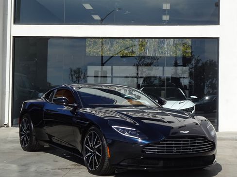 Used 2021 Aston Martin DB11 Coupe image 9