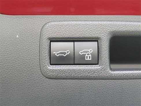 Used 2022 Toyota Venza LE image 12