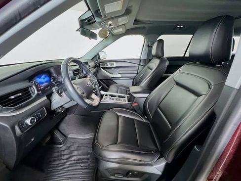 Used 2022 Ford Explorer XLT w/ Equipment Group 202A AWD/4WD image 10