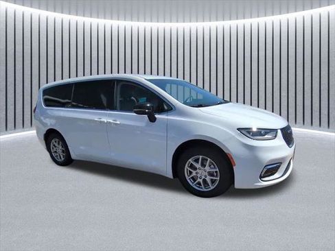 Certified 2024 Chrysler Pacifica Touring-L FWD image 17