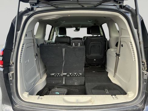 Used 2023 Chrysler Pacifica Touring-L FWD image 10