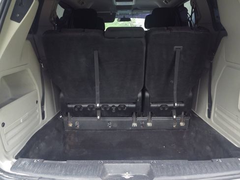 Used 2011 Chrysler Town & Country Touring FWD image 14