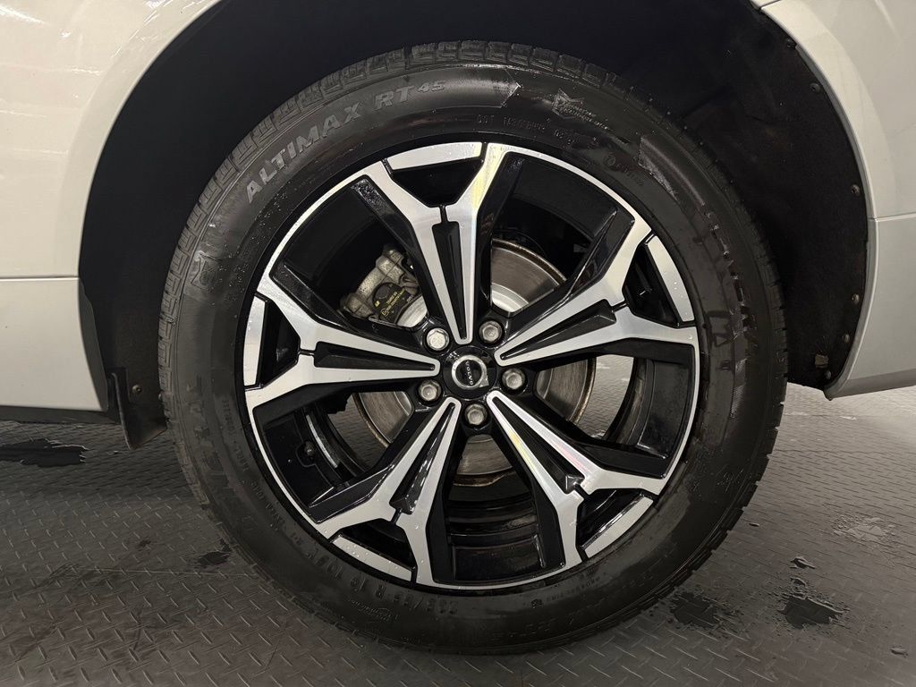Used 2022 Volvo XC60 B5 Momentum w/ Climate Package AWD/4WD image 7