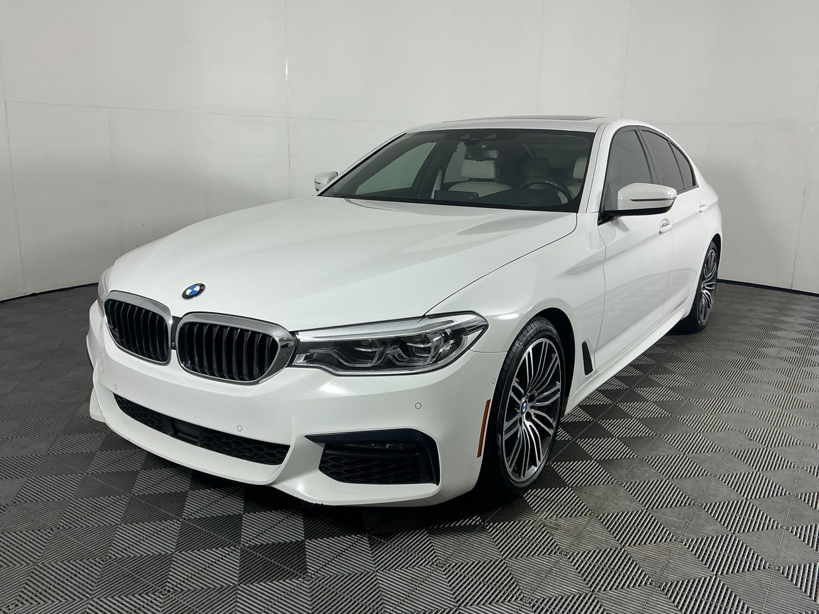 Used 2019 BMW 540i xDrive w/ M Sport Package AWD/4WD image 3