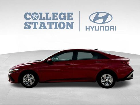 Used 2025 Hyundai Elantra SE w/ Cargo Package FWD image 7