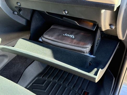 Used 2017 Jeep Grand Cherokee Laredo w/ Quick Order Package 23E image 17