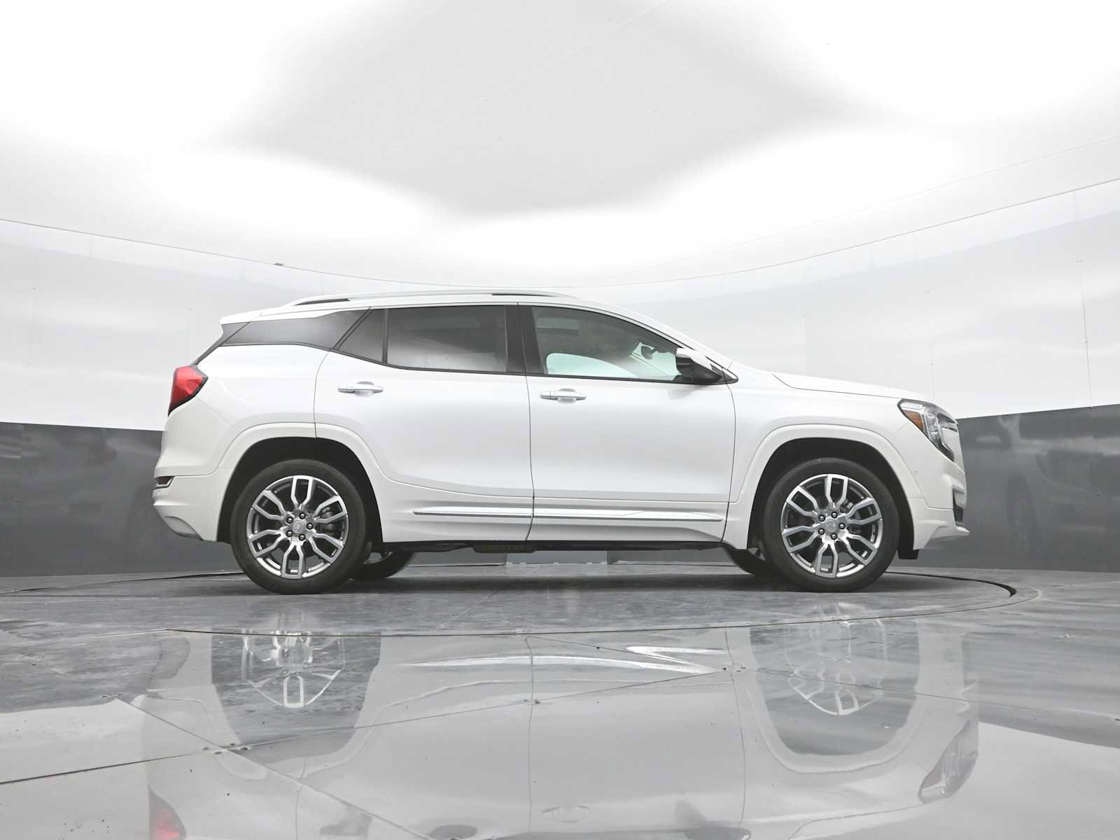 Used 2024 GMC Terrain Denali w/ Denali Premium Package AWD/4WD image 55