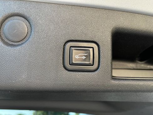 Used 2022 Chevrolet Equinox LT w/ Driver Convenience Package image 32