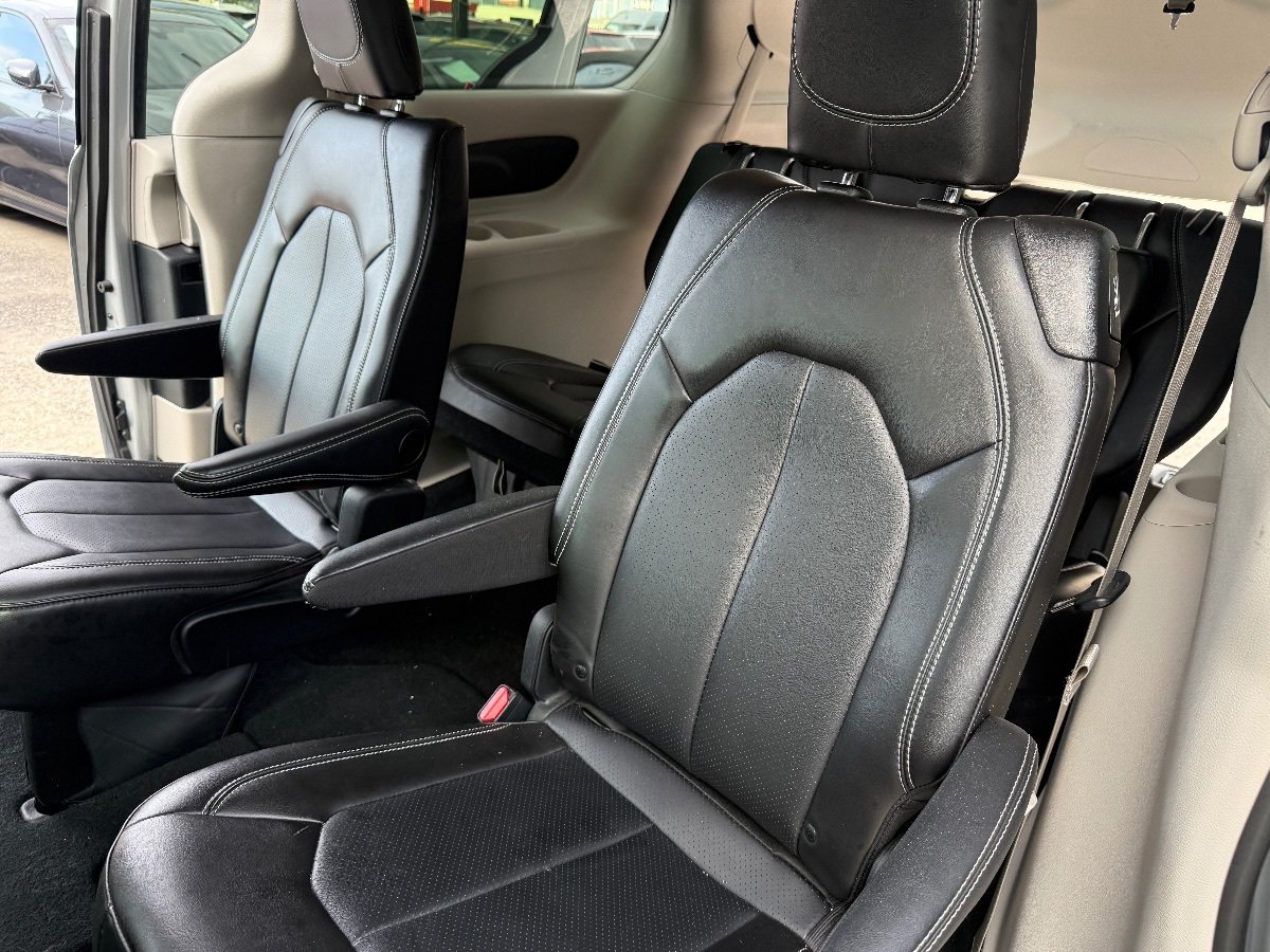 Used 2024 Chrysler Pacifica Touring-L FWD image 19