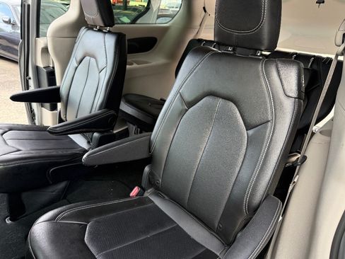 Used 2024 Chrysler Pacifica Touring-L FWD image 19