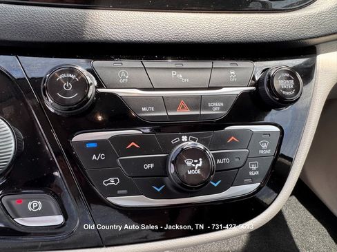 Used 2019 Chrysler Pacifica Touring-L FWD image 31