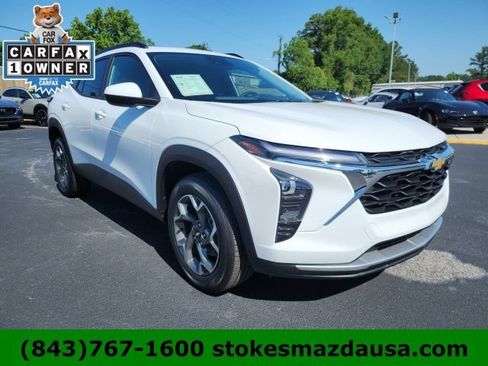 Used 2024 Chevrolet Trax LT w/ Sunroof Package FWD image 1