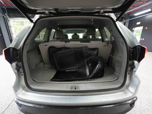 Used 2019 Toyota Highlander XLE AWD/4WD image 28