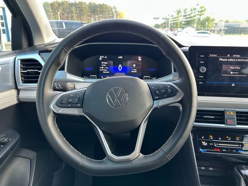 Used 2025 Volkswagen Taos SE AWD/4WD image 11